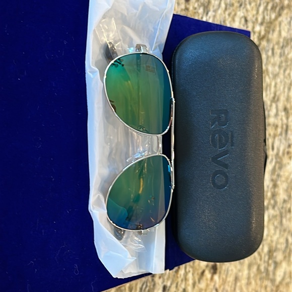 Revo Relay Petite Sunglasses Gold/Evergreen Lenses - Picture 2 of 5